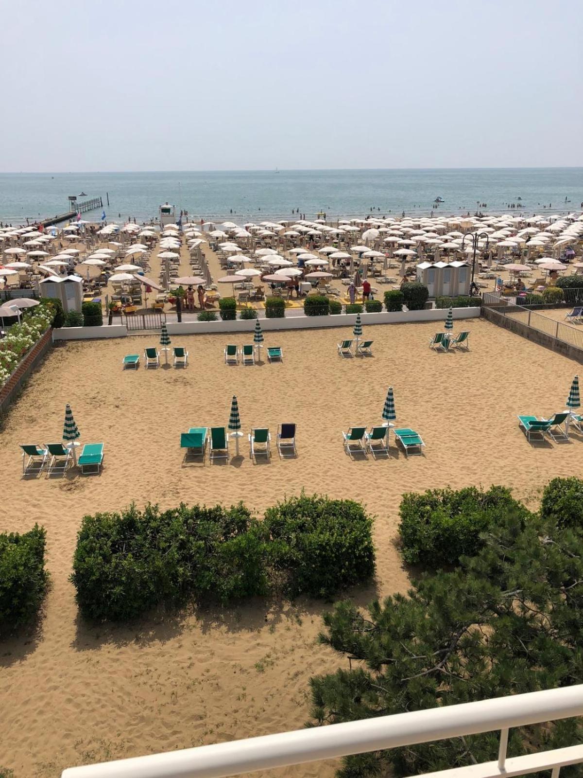 App4Rent Villa Zanetti - Appartamenti Con Spiaggia Privata Frontemare ليدو دي يسولو المظهر الخارجي الصورة
