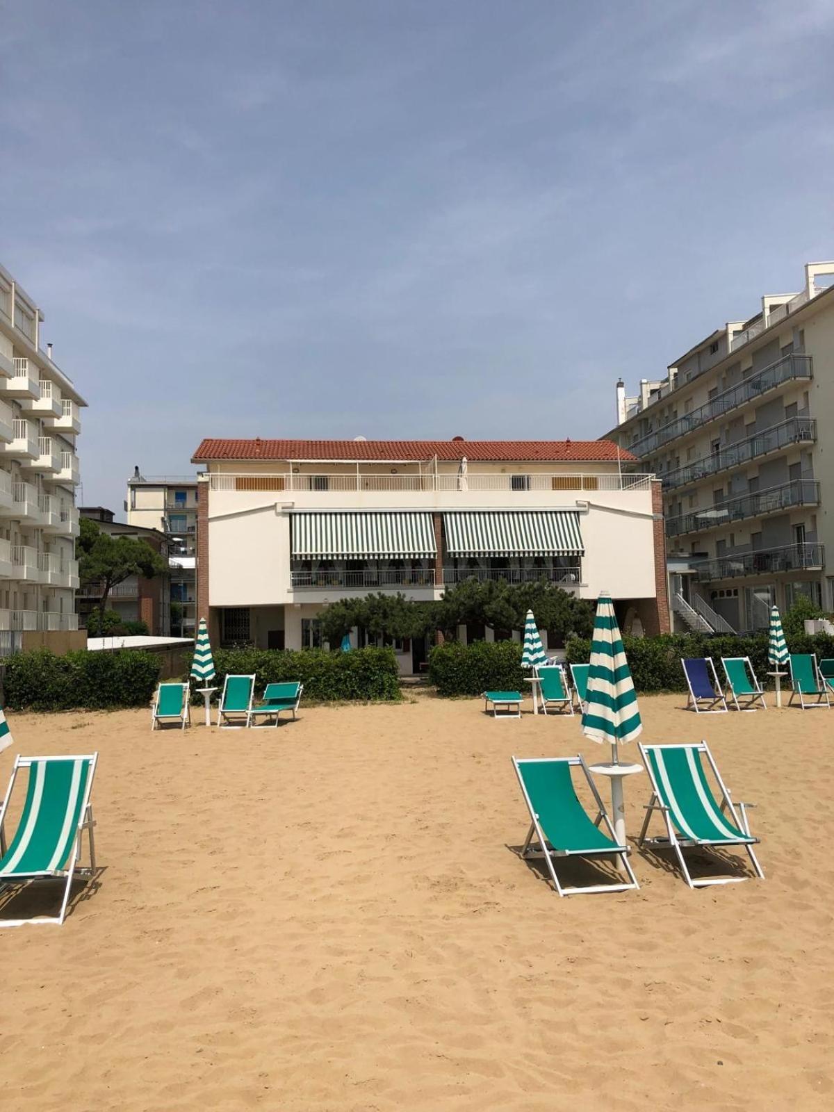 App4Rent Villa Zanetti - Appartamenti Con Spiaggia Privata Frontemare ليدو دي يسولو المظهر الخارجي الصورة