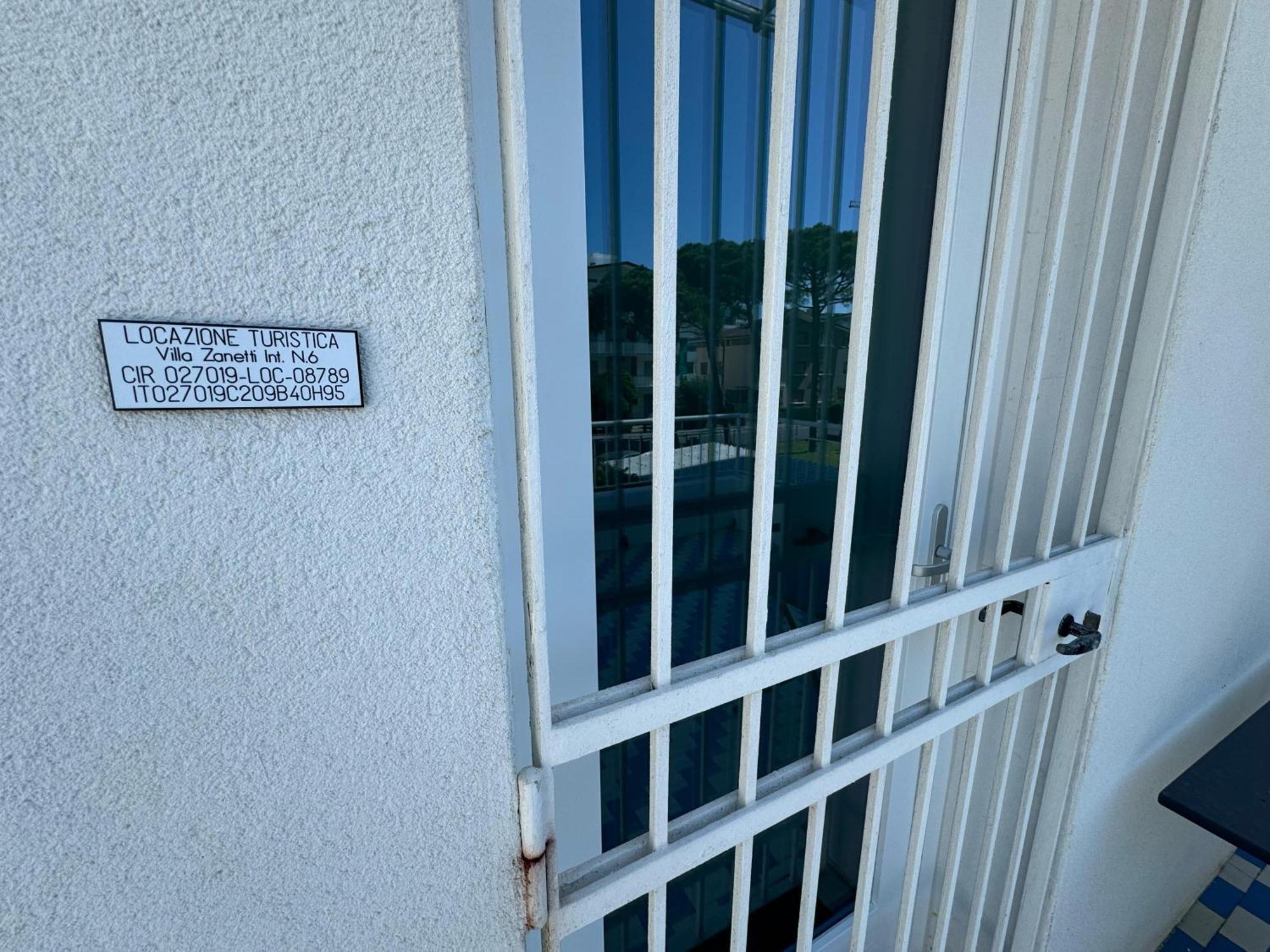 App4Rent Villa Zanetti - Appartamenti Con Spiaggia Privata Frontemare ليدو دي يسولو المظهر الخارجي الصورة